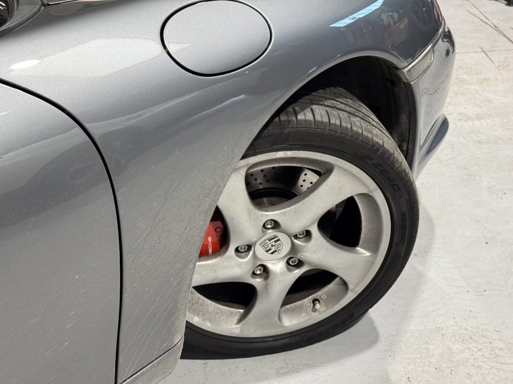 Changement de pneumatiques sur une Porsche Boxster à Erstein proche de Nordhouse