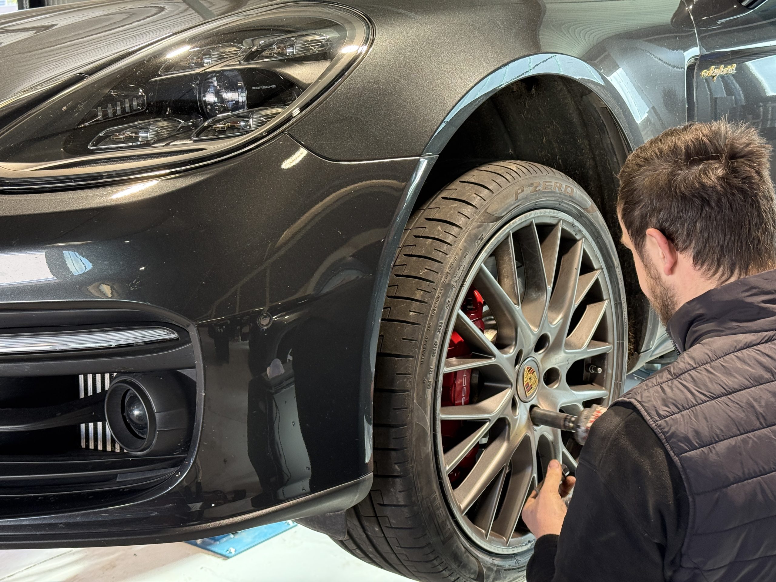 Changement de pneus sur cette Magnifique Porsche Panamera à Erstein proche de Benfeld